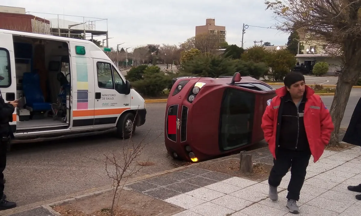 Vuelco en pleno centro de Trlew