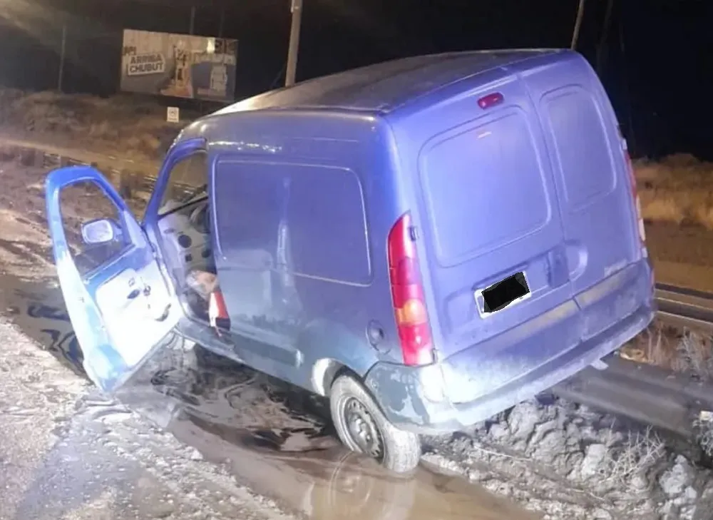 Ebrio- sobre guardarraíl. POLICIA Comodoro 1