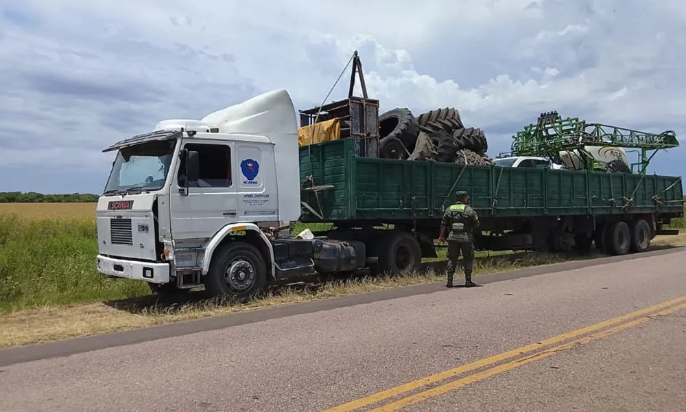 Hallan auto con pedido de secuestro entre maquinaria agrícola