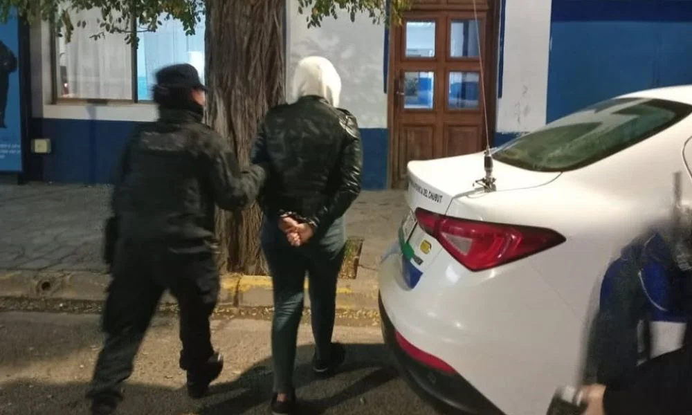 Fue a buscar una citación y quedó detenida