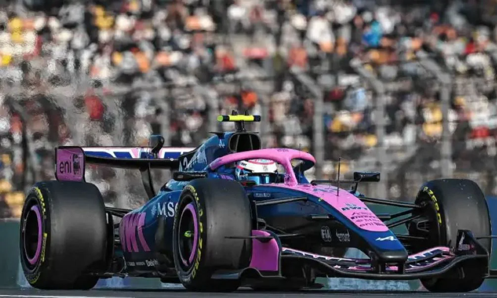 El piloto argentino avanzó desde el 16° lugar en las primeras vueltas del circuito de Shanghái.