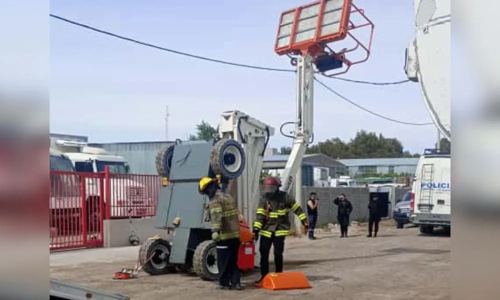 Un operario cayó desde una grúa en el Parque Industrial Liviano y fue trasladado al hospital