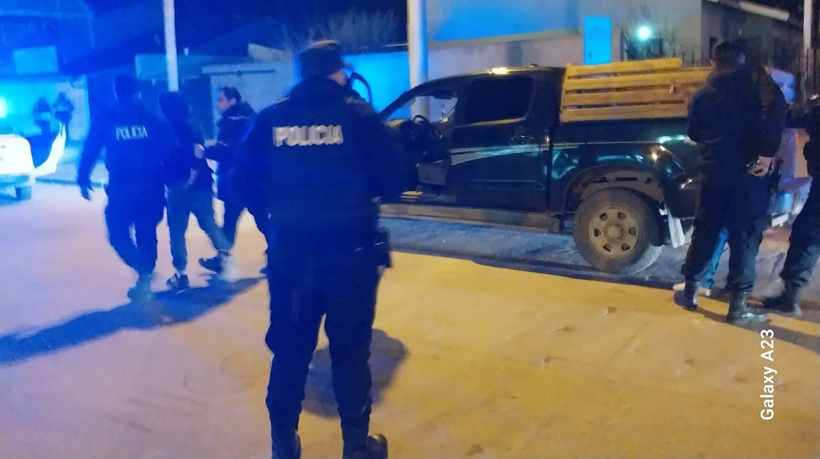 Foto Policía Esquel, apuñalados. 1