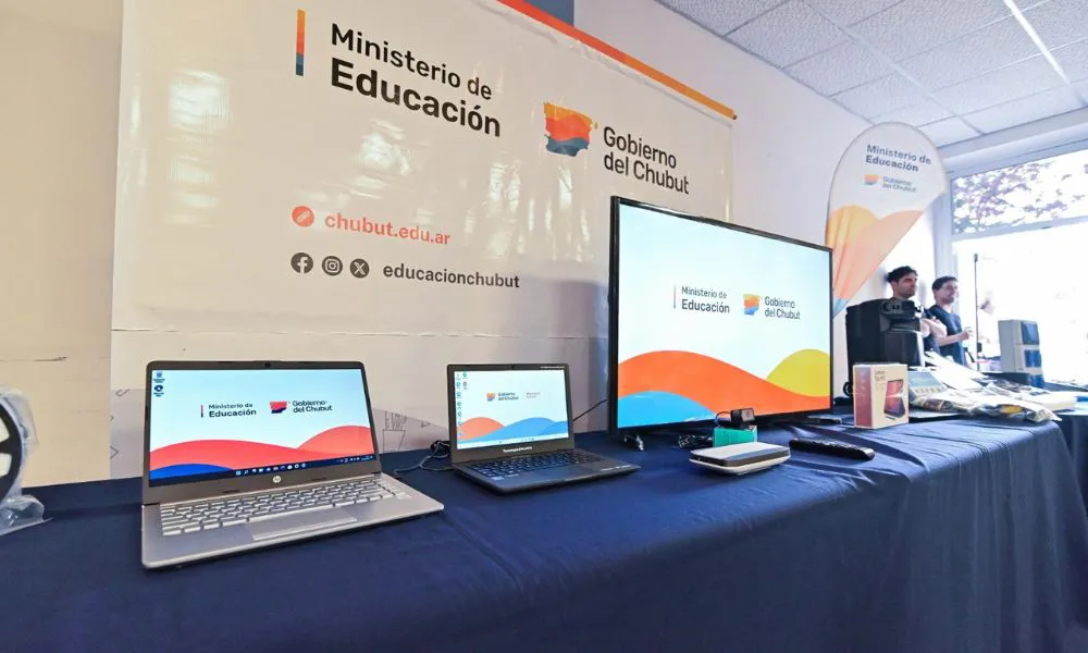 Entrega de equipamiento tecnológico a escuelas