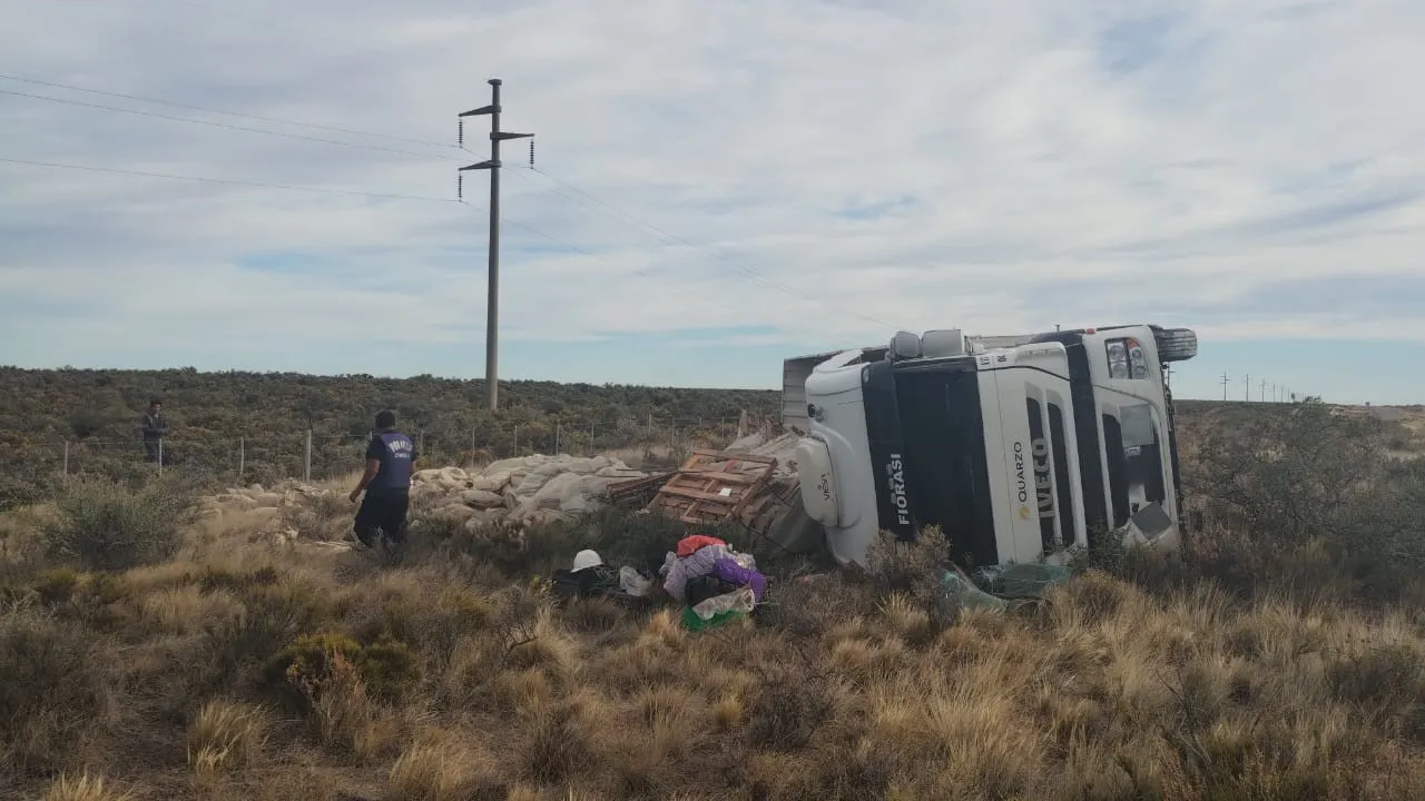 Camión volcado en ruta 3