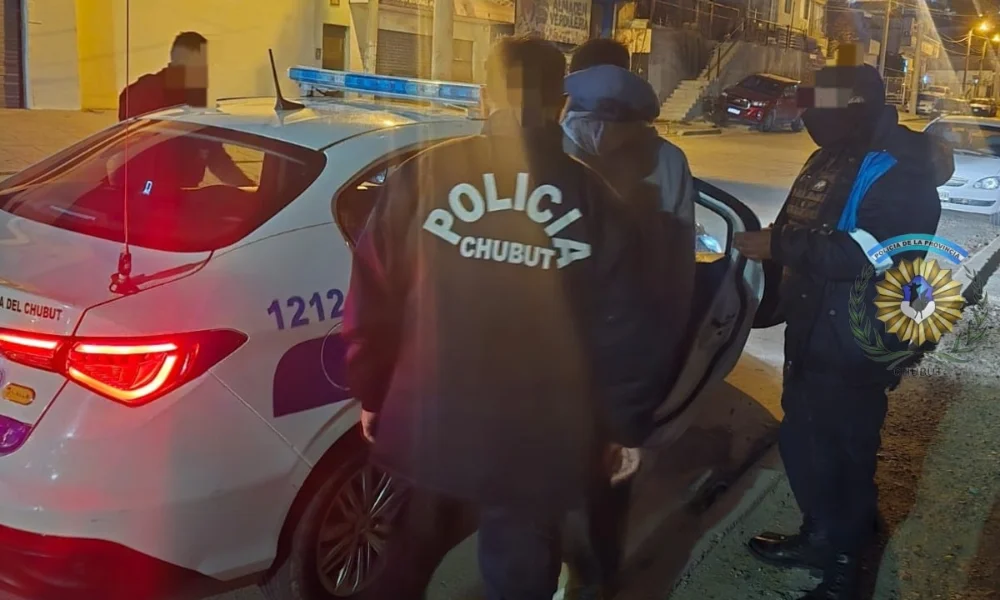 Detuvieron a dos hombres con hierros y electrodos
