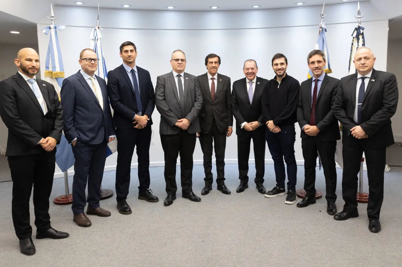 Torres firmó un convenio con el CFI