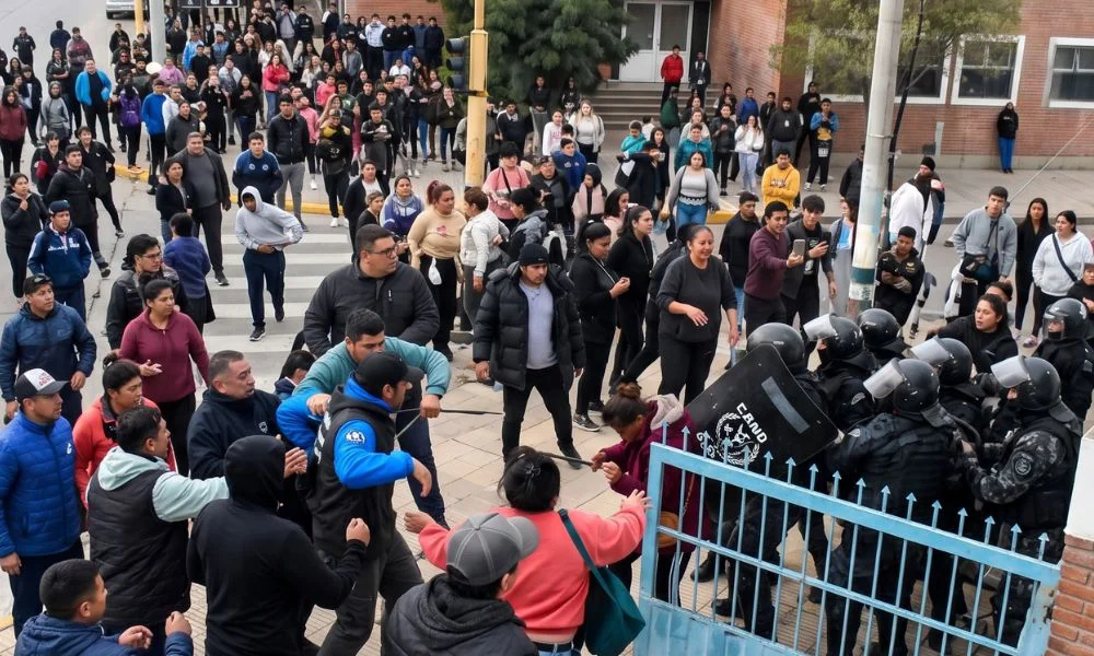 Disturbios entre padres y policías imagen ilustrativa