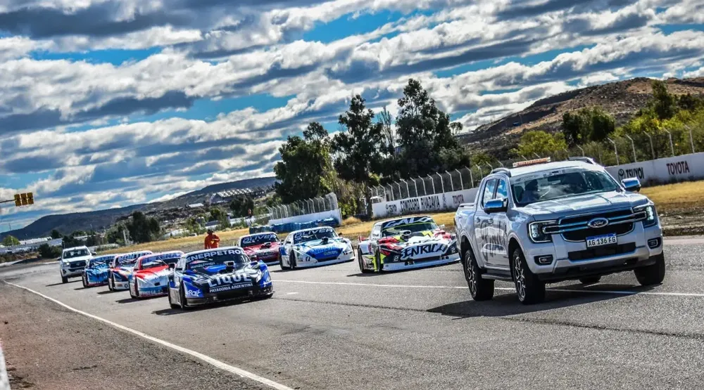 Más de 120 autos y cinco categorías animan una doble jornada
