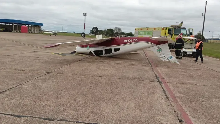 Avioneta y FlyBondi en Corrientes