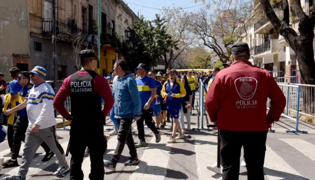 Más de mil efectivos custodiarán Boca vs. River en La Bombonera.