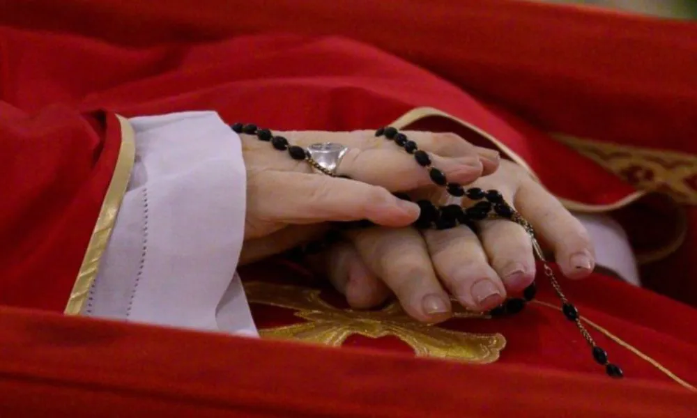Manos de Francisco post mortem Foto Prensa Vaticano