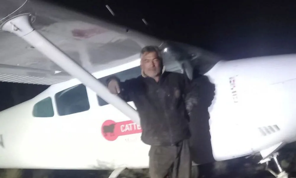 Piloto junto a la avioneta siniestrada