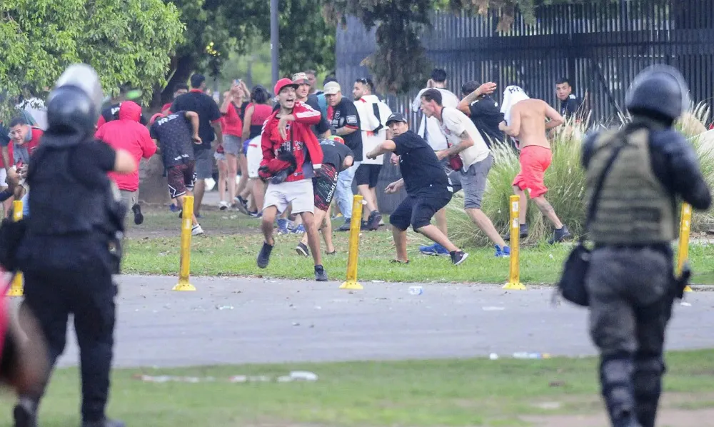 Incidentes hinchas en Rosario tras el clásico