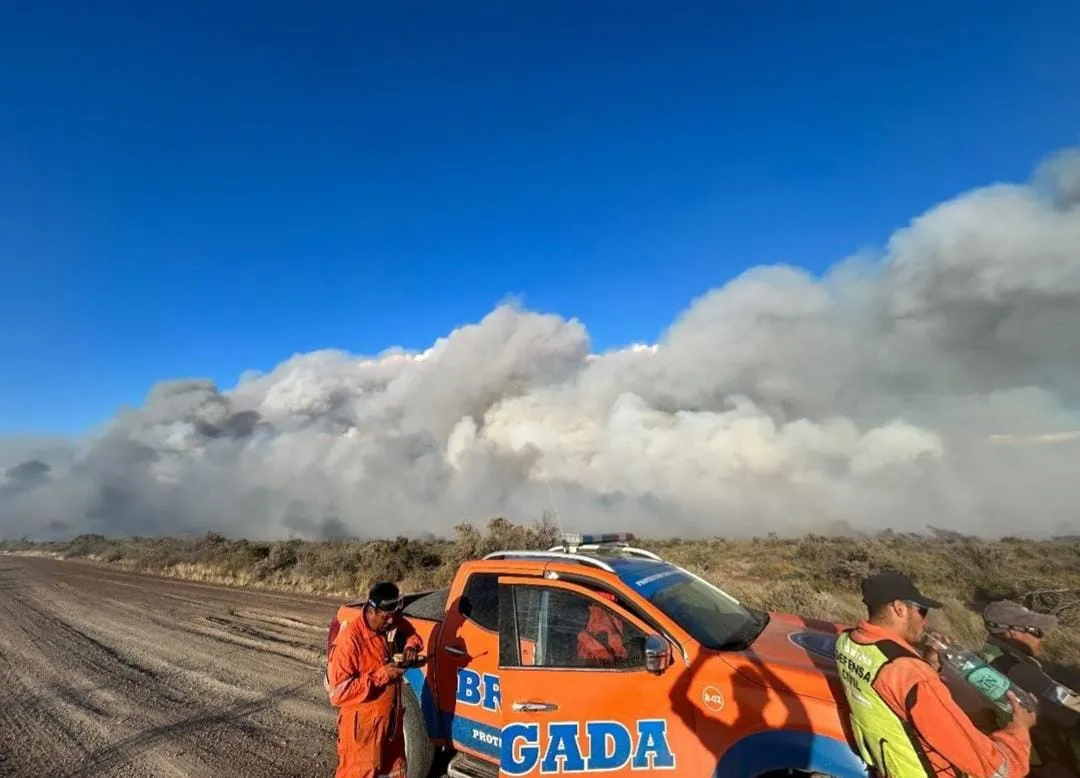 Brigada en incendio de campos al norte de Puerto Madryn y en cercanías de Puerto Lobos.