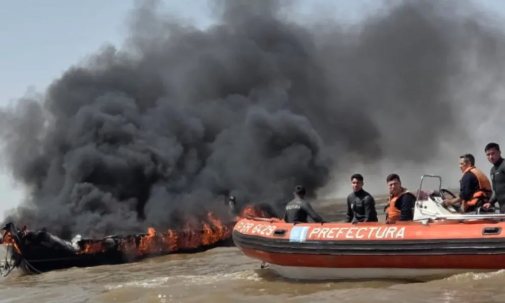 Un velero se incendió en el canal Emilio Mitre y Prefectura rescató a dos navegantes que pedían ayuda