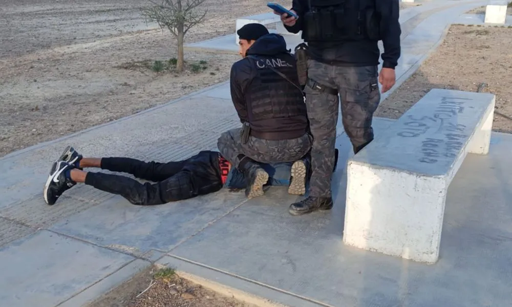Un demorado tras agresiones contra la policía en Madryn