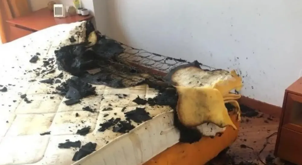 Quemó un colchón porque lo echaron de la habitación