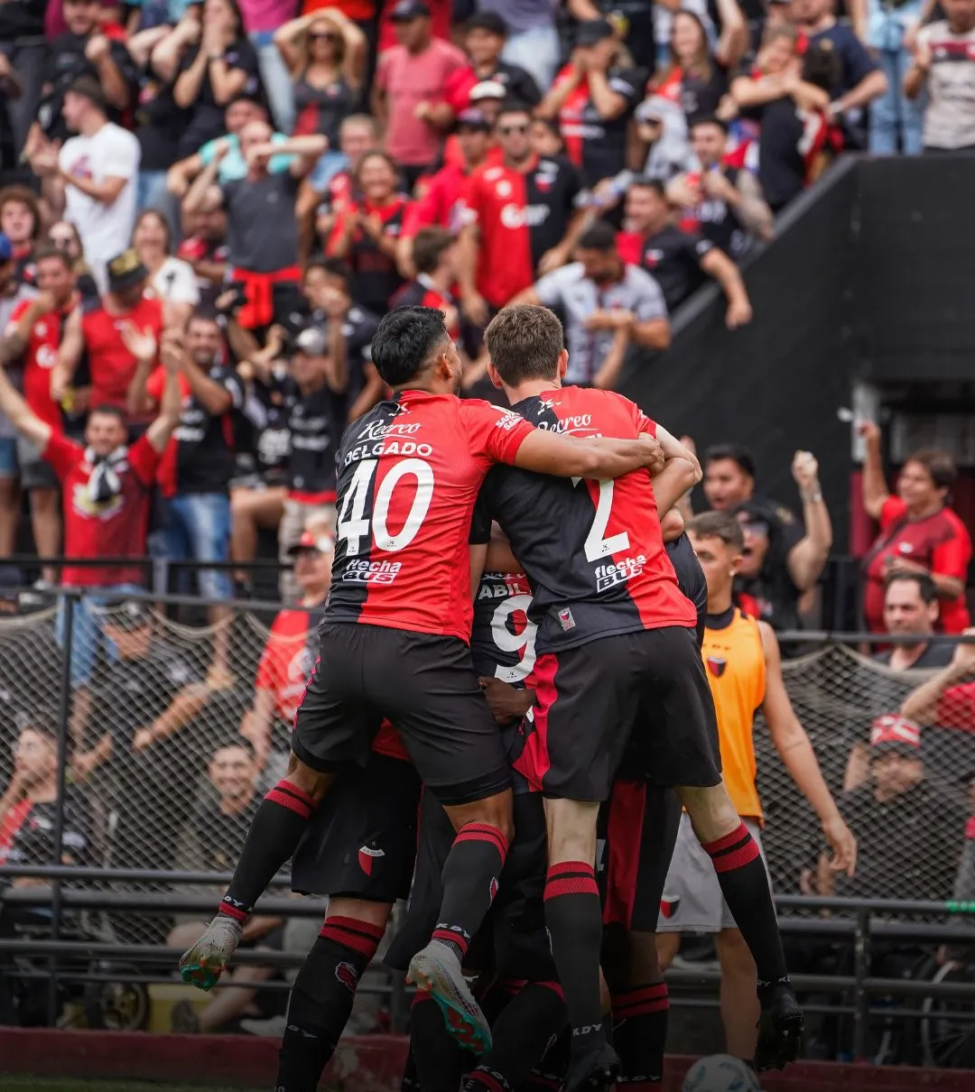Colon se abraza a primera