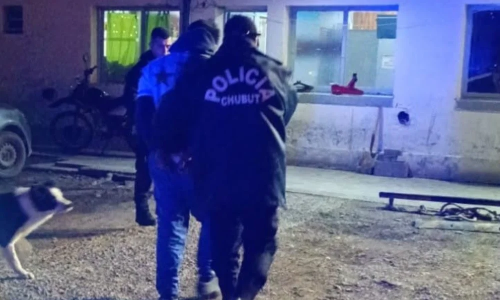Detienen a un delincuente por dañar los cristales de un auto