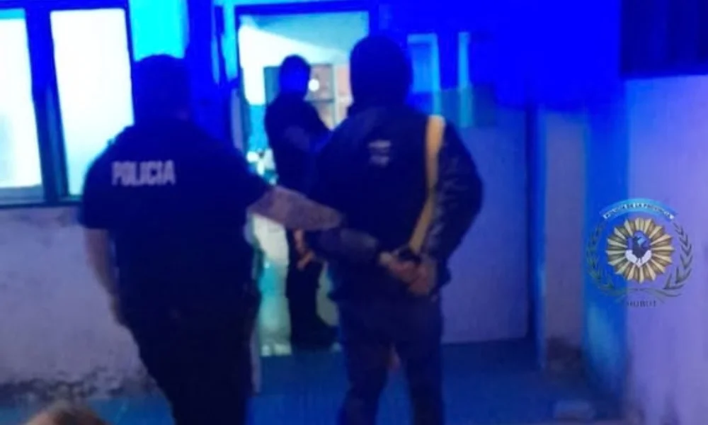 El sospechoso tenía colocados trepadores metálicos y un arnés.