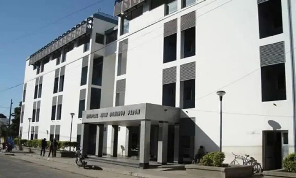 Dio a luz, dejó a su bebé y huyó del hospital