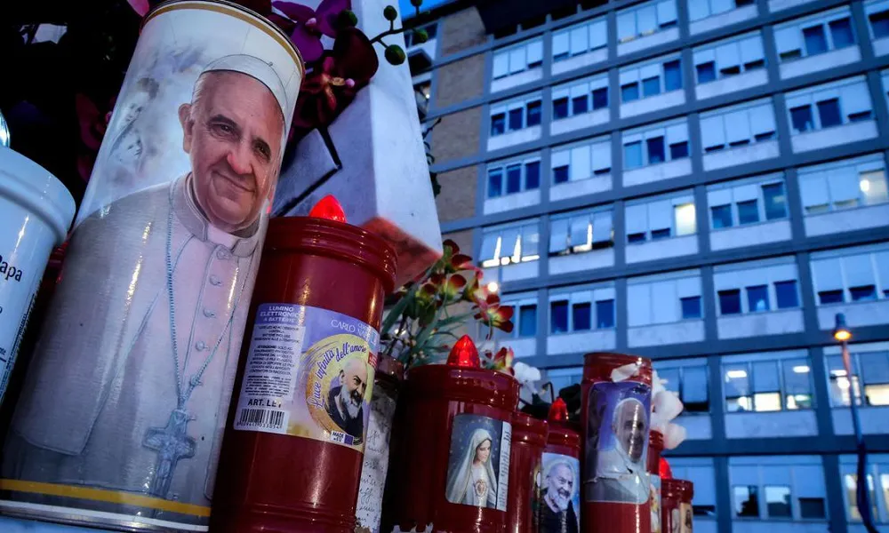 Velas encendidas afuera del Policlínico Gemelli en Roma