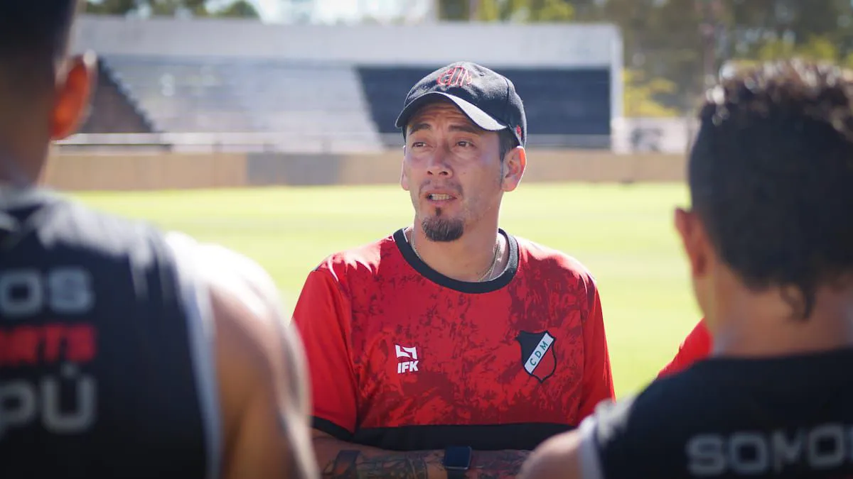 SE RETIRÓ DEL FÚTBOL Y AHORA ES EL DT PRINCIPAL