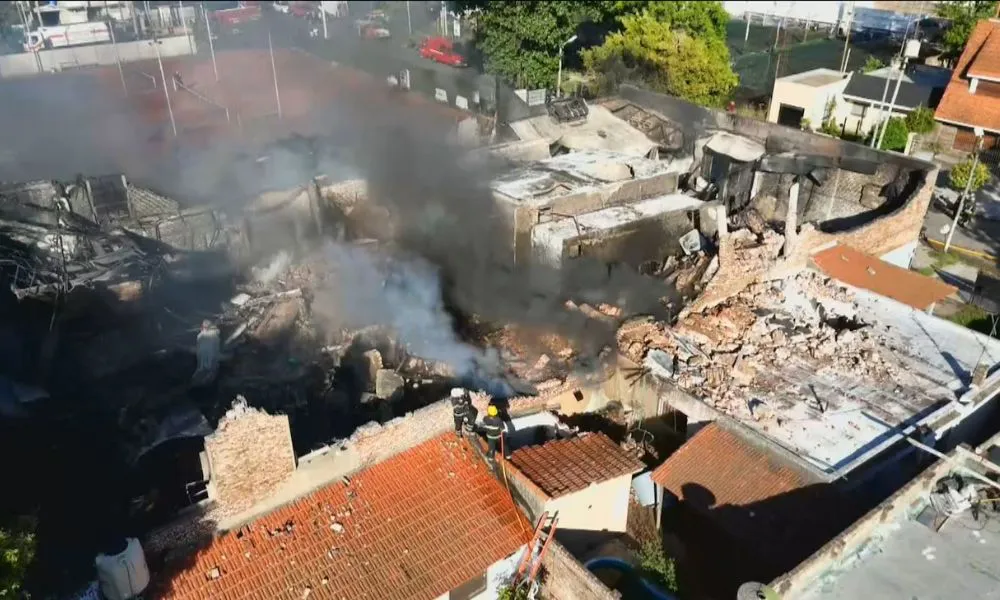 Incendio en una fábrica de plásticos de Lomas de Zamora. Foto: TN.