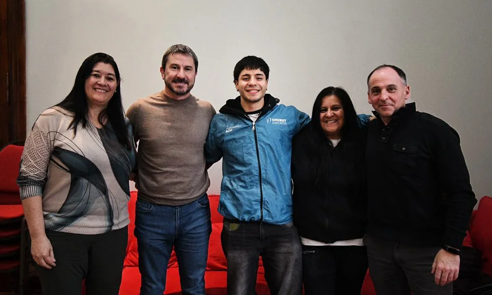 Ariel Flores Cheún junto al Intendente Merino