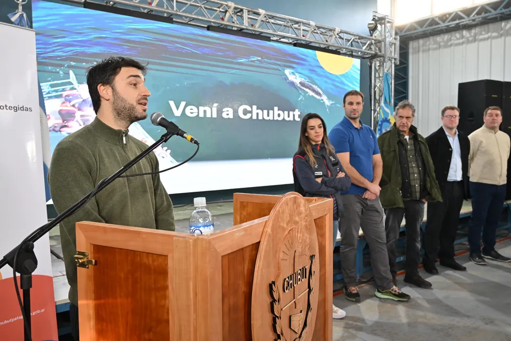 Torres inauguró la Temporada de Ballenas 2024 en Chubut