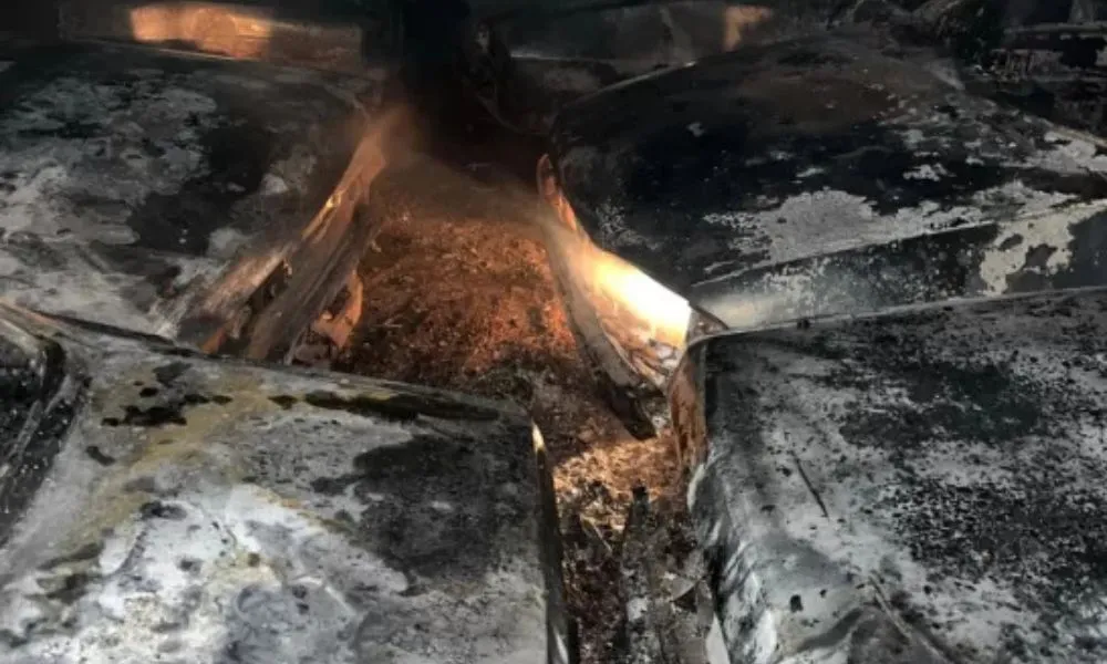 Incendio de autos en Río Gallegos foto La Opinión Austral