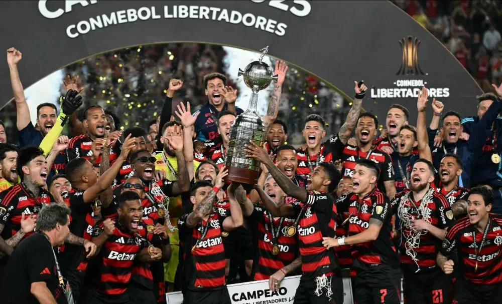 Flamengo venció 1-0 a Palmeiras en Lima. El partido se disputó en el estadio Monumental