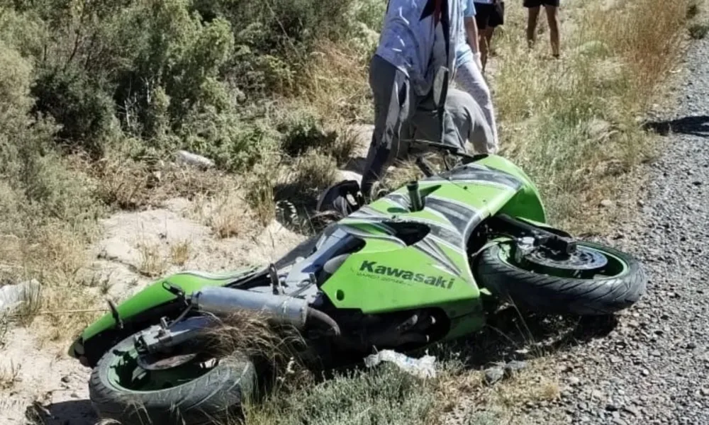 Moto Kawasaki al costado de la ruta