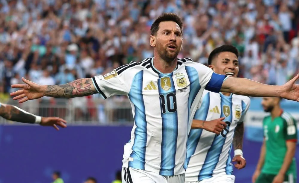 Lionel Messi concreta la jugada luego de la asistencia de Nicolás González.