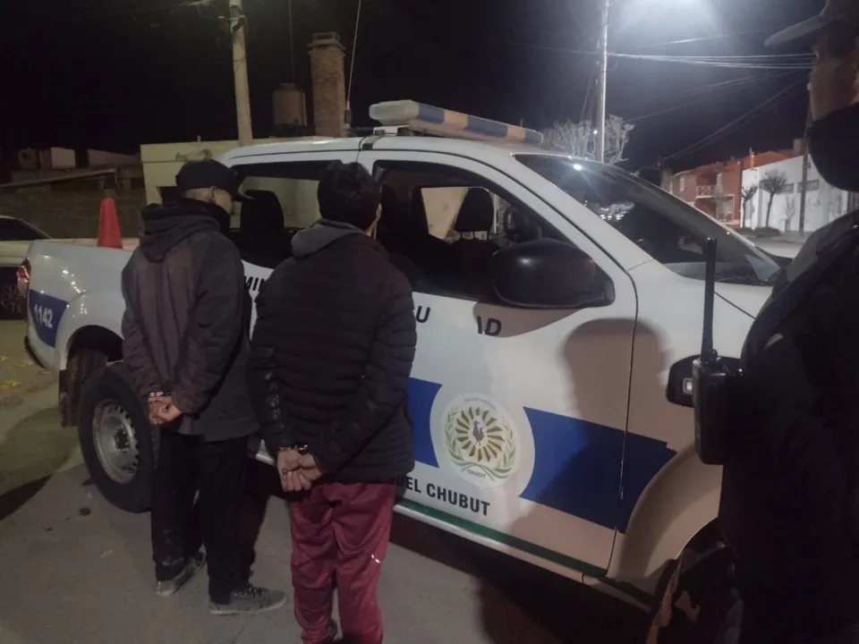 Atrapados robando cablead oTrelew-1