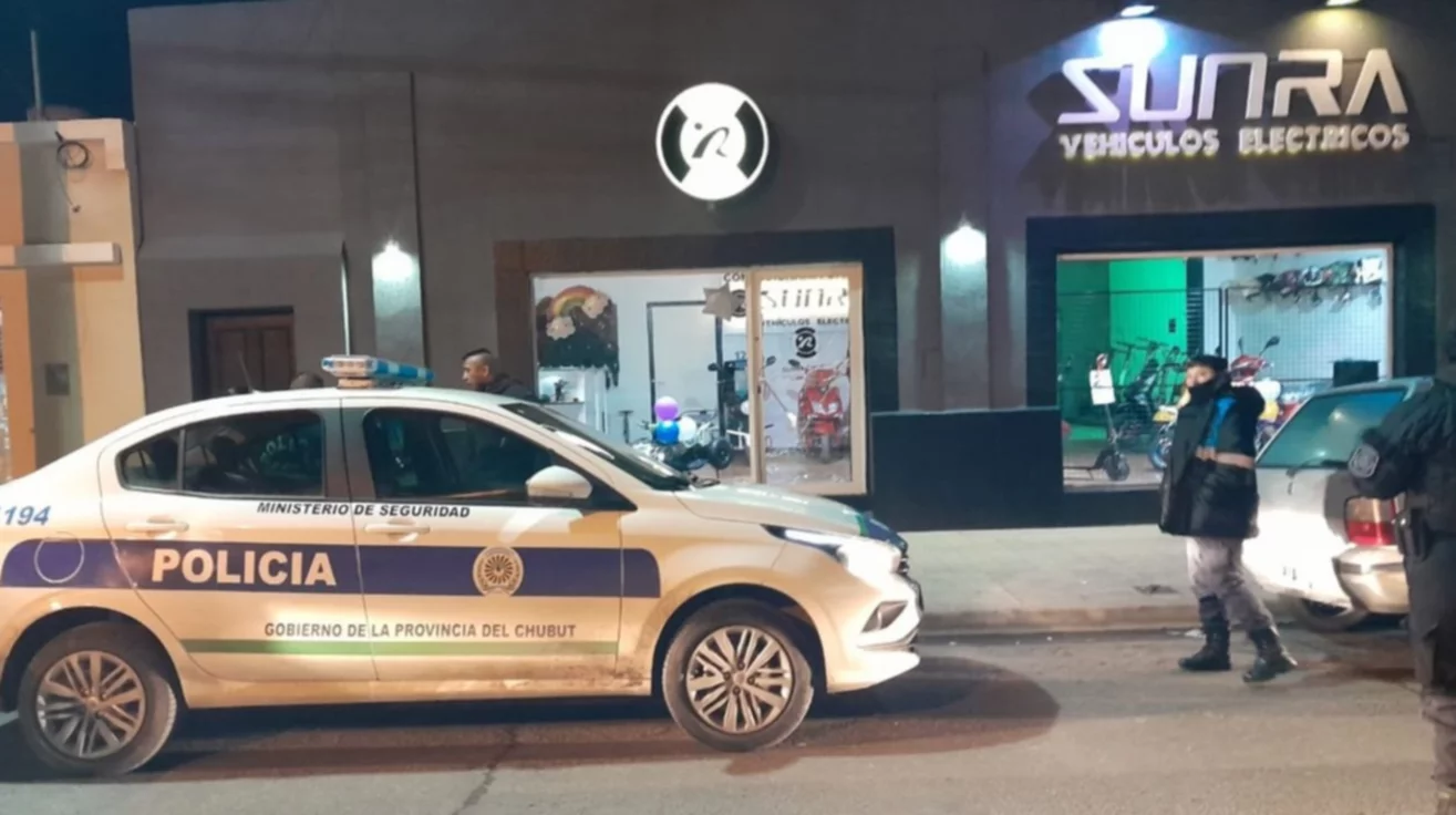 Policía Trelew. vidriera rota 1
