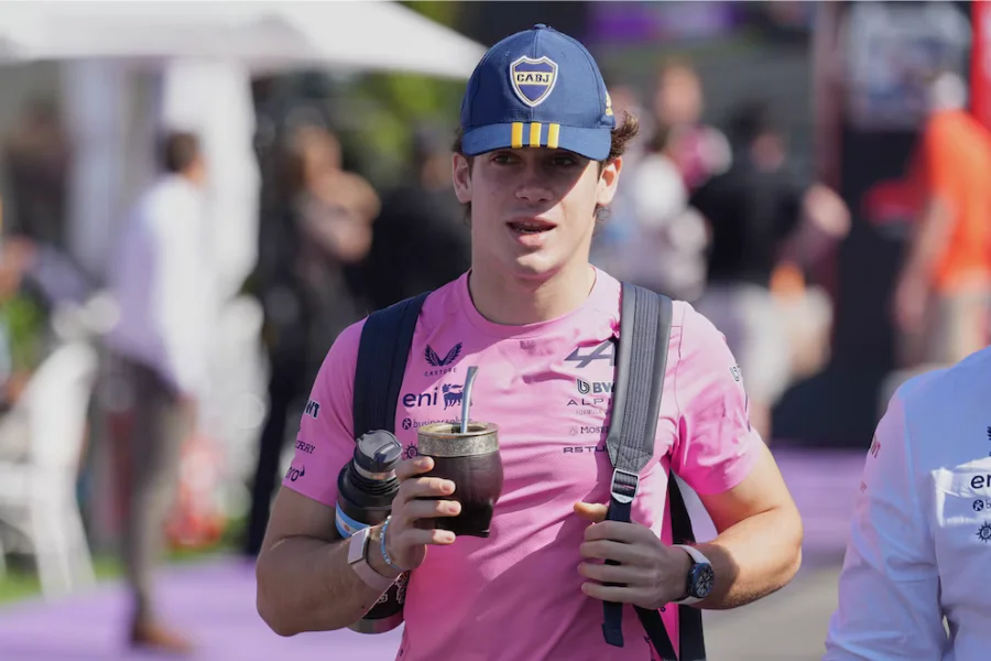 Colapinto apareció en el paddock con una gorra de Boca Juniors y su clásico mate