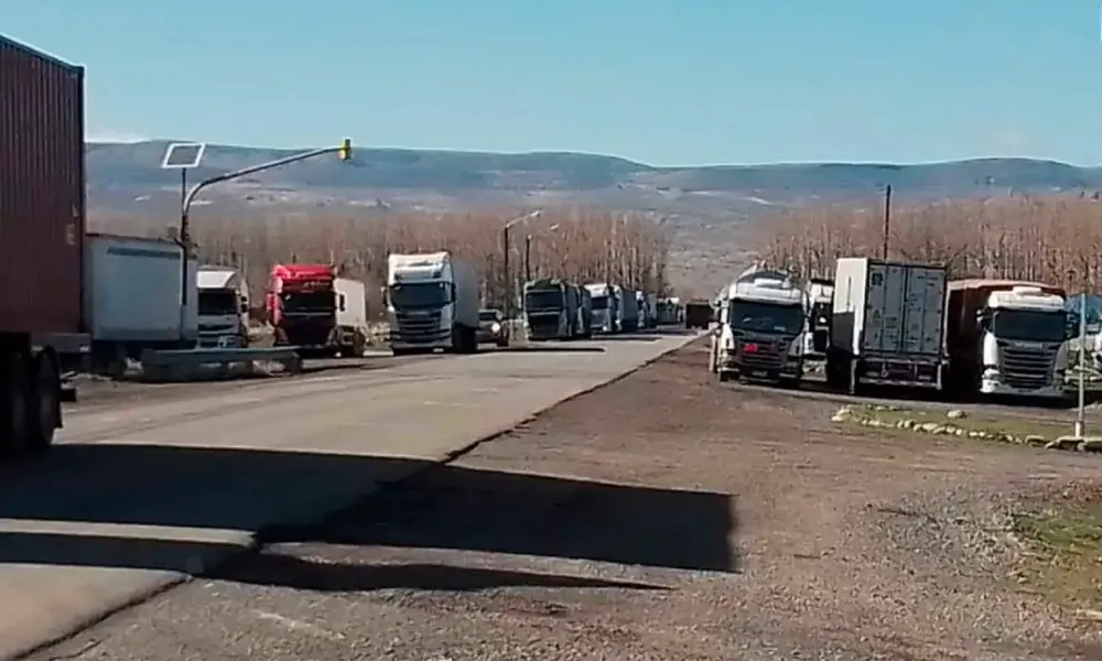 Camiones varados en Pino Hachado