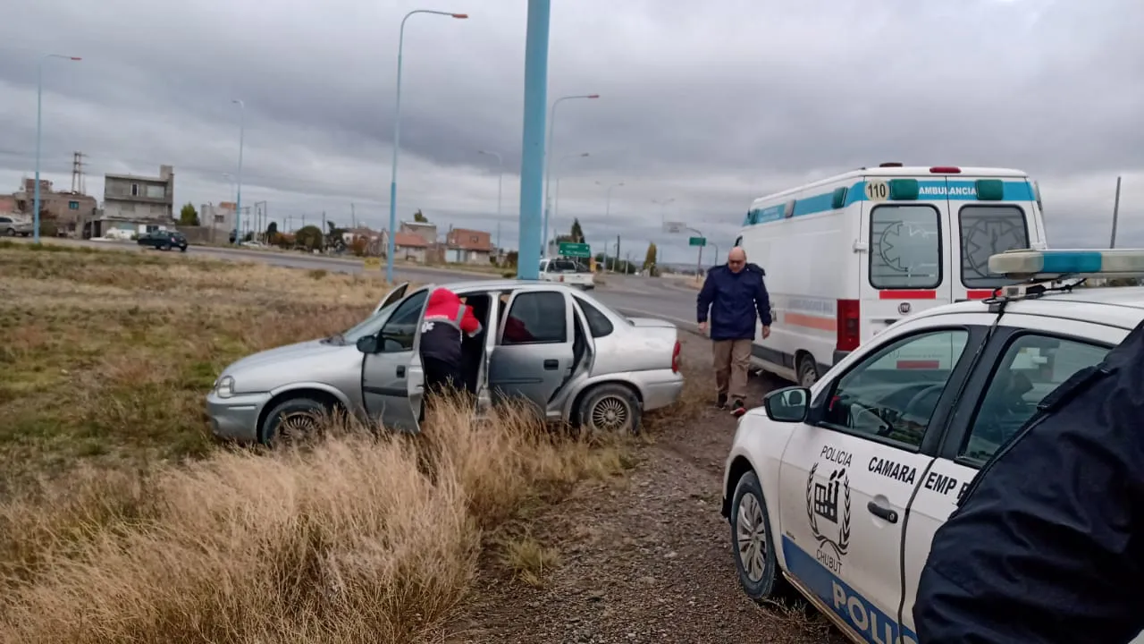 Chevrolet Corsa fuera de la cinta asfáltica
