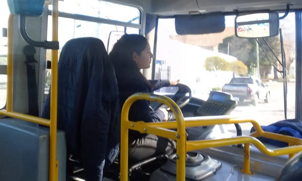 Micaela conduciendo colectivo del 