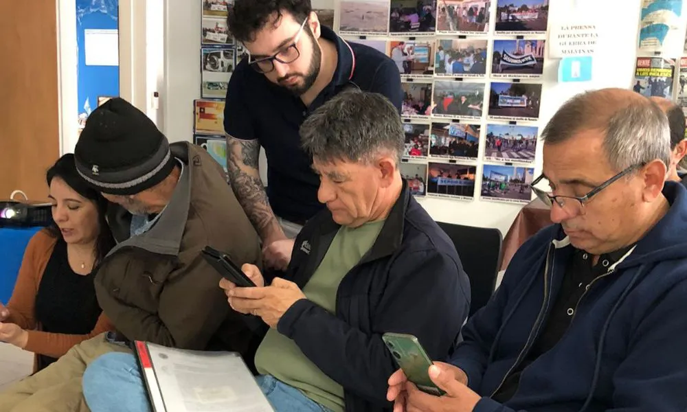 Taller digital para adultos mayores en Rawson