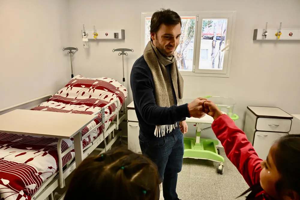 El gobernador en el nuevo hospital de Las Plumas