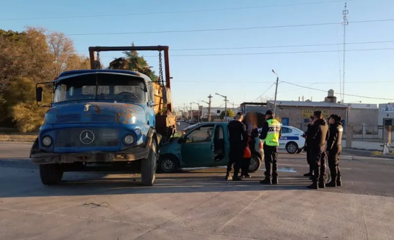 Accidente entre un Renault Twingo y un camión