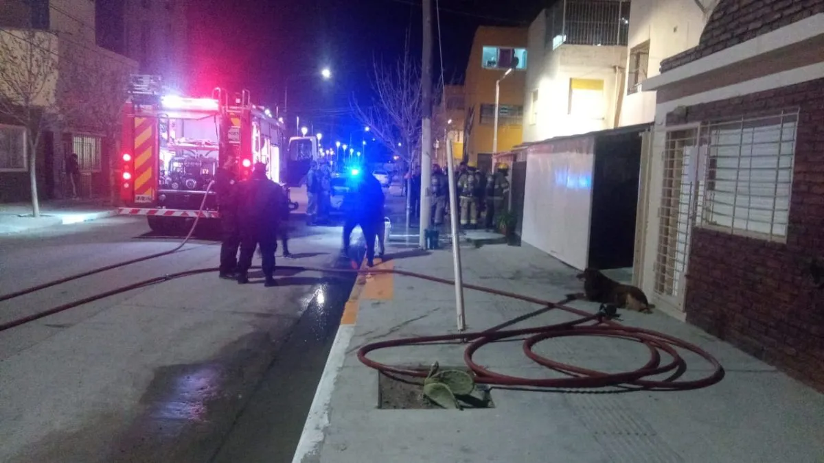 Bomberos interviniendo en el incendio.