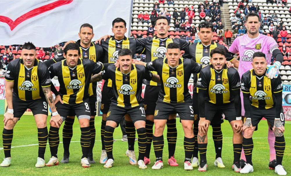 El Aurinegro sumó como visitante después de revertir dos goles de diferencia.