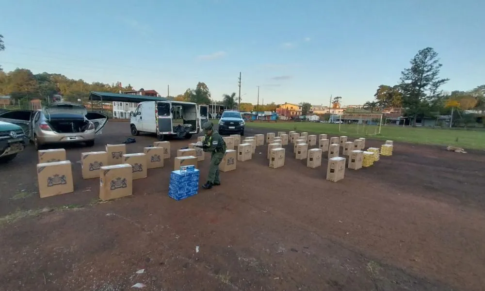 Secuestran dos vehículos con 50 mil paquetes de cigarrillos