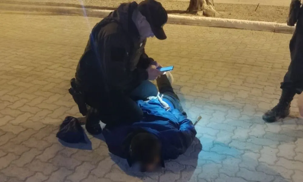 Amenazó con un cuchillo a un joven en Madryn