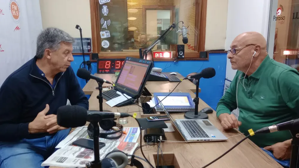 Gustavo Menna con Sergio Bustos en el estudio de LA17