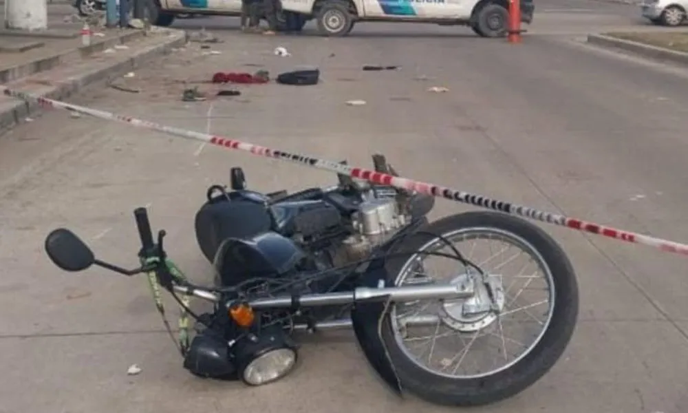 Escapaba de la policia, chocó y murió (Foto: @labuenainfo)